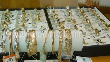 出售珠宝。 黄金戒指，钻石和其他宝石<strong>首饰</strong>，供黄金市场上的妇女使用
