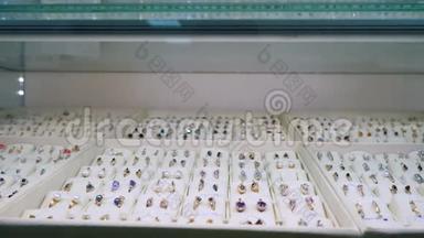 出售珠宝。 黄金戒指，钻石和其他宝石首饰，供黄金市场上的妇女使用