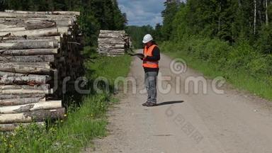 伐木工写字和在木桩附近行走