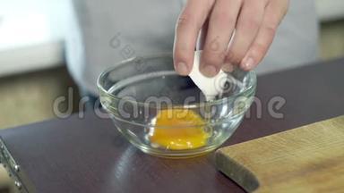 蛋黄落在玻璃碗里。 食品配料，准备烘焙原料