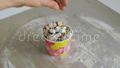 油炸冰淇淋的制作过程。 剪辑。 泰国冷冻锅炒冰淇淋卷。 有机的，天然的滚冰