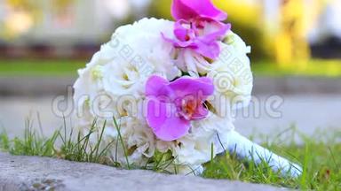 多利运动。为新娘准备的白色玫瑰和粉色兰花的美丽婚礼花束