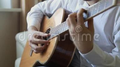 吉他手在家弹吉他