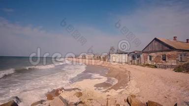 海岸上的建筑被毁，海边的秋意，沙滩上的波浪翻滚