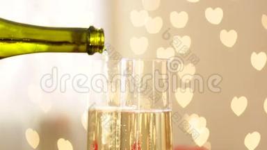 在婚礼当天带香槟、结婚戒指和心形蛋糕的眼镜
