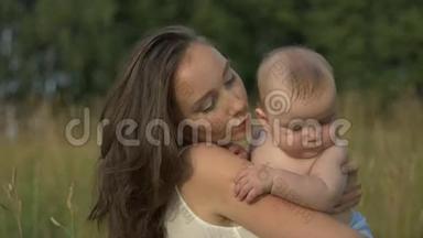 年轻的妈妈握着她的小宝贝