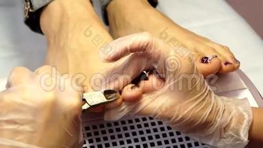 内冠脚趾甲的治疗。 你的指甲。 医生是足科医生。 硬件修脚。 儿科。