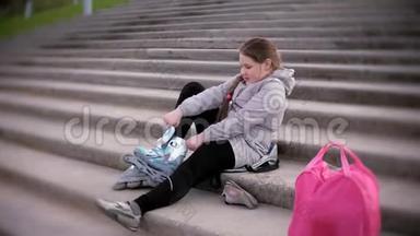 小女孩穿着溜冰鞋。 概念：运动，生活方式，健康..