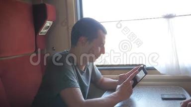 男子旅行者放松在火车上听音乐和微笑通过图片生活方式通过社交媒体。 慢慢慢慢