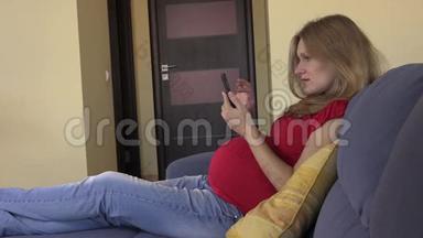 孕妇用智能<strong>手机浏览</strong>照片和上网