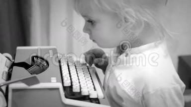 可爱的小女孩在老式打字机上写一本书，<strong>黑白字</strong>体
