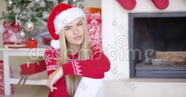 漂亮<strong>的</strong>年轻<strong>女人坐在地板上</strong>，圣诞树后面