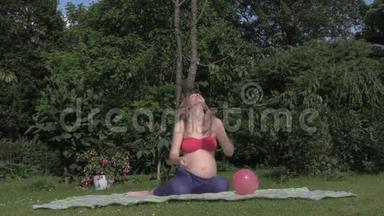 孕妇女孩玩气球。 怀<strong>孕期</strong>间的乐趣