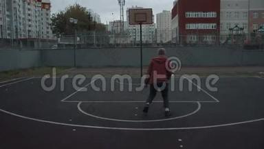 年轻人在球场上户外打篮球
