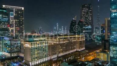 夜间时光流逝，迪拜市区风景优美的建筑。 在谢赫扎耶德路附近的许多摩天大楼的鸟瞰图。