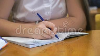女学生在练习本上写课文。 特写