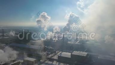 工厂烟堆的鸟瞰图-冬季炼油厂、石化或化工厂