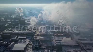 工厂烟堆的鸟瞰图-冬季炼油厂、石化或化工厂
