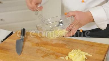厨师正在玻璃碗里搅拌鸡蛋
