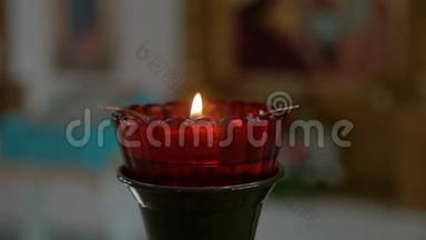 俄罗斯东正教教堂慢动作视频中燃烧的蜡烛