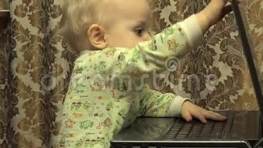 可爱的新生儿小女孩工作个人电脑。 4K超高清，超高清
