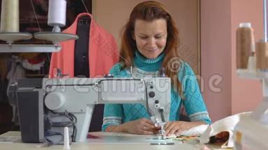 女裁缝在裁缝工作室工作。