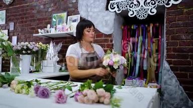 专业花艺师在花艺设计工作室布置花艺婚礼花束