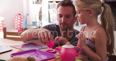 父亲在卧室与女儿和玩具举行<strong>茶会</strong>