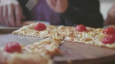 男孩和女孩在咖啡厅慢动作视频中吃披萨。 孩子们吃比萨饼，吃美味的比萨饼。 人的公司