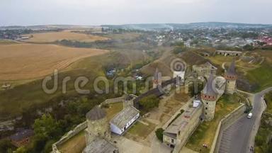 飞越古老美丽的城堡卡梅涅茨波多尔斯克。 城堡的俯视图..