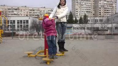 母亲和她的小女儿在运动场上玩耍。 4K超高清，超高清
