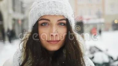 城市模特看镜头的年轻美女街头情感画像。 女士穿着时尚经典冬季服装