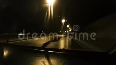 汽车在雨夜里行驶