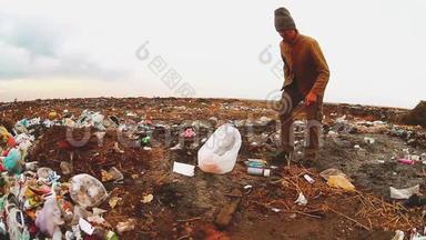 在垃圾<strong>填埋场</strong>无家可归的人在垃圾中寻找食物。 社会概念问题