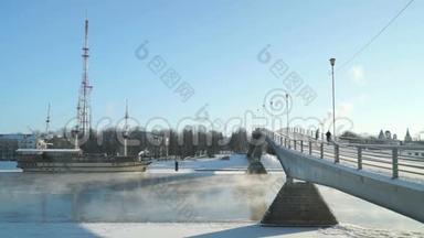 冬季<strong>横渡</strong>伏勒夫河的行人天桥