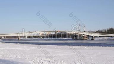 冬季<strong>横渡</strong>伏勒夫河的行人天桥