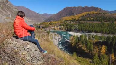 女旅行者看着自然峡谷，看着山河。 旅行概念。