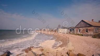 海岸上的建筑被毁，海边的<strong>秋意</strong>，沙滩上的波浪翻滚