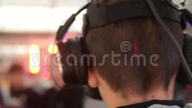 这家伙在<strong>VR</strong>耳机虚拟现实中<strong>玩</strong>游戏在一个会议活动。