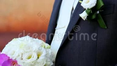 美丽的婚<strong>礼花</strong>束白玫瑰和粉<strong>红色</strong>的兰花，送给新郎手中的新娘