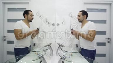 年轻人在浴室用电动剃须<strong>刀刮胡子</strong>