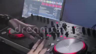 DJ在一家夜总会里玩遥控器。 DJ控制台的特写。
