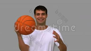 一个人在灰色屏幕上打篮球