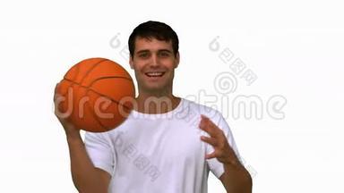 在白色屏幕上慢动作打篮球的人