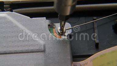 松开螺丝。 一只手拿着螺丝刀正在安装或修理电脑部件。