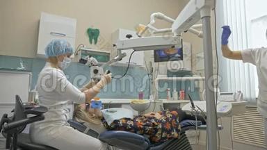 医生用特殊的<strong>口腔</strong>内数字微相机检查牙齿。 在监视器上，牙医和病人看到牙齿的<strong>视频</strong>
