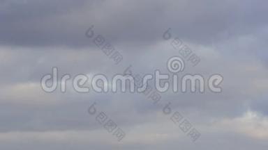 冬季风暴云在唐的草原上迅速移动。