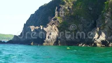 碧海中的<strong>山崖</strong>和落基岛，从帆船上观赏.. 蓝色海水和岩石悬崖。 洛基山和
