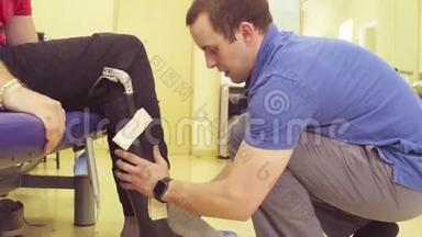 医生理疗师为残疾人安装矫形器