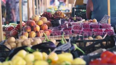 水果和蔬<strong>菜市场</strong>商店柜台上的新鲜蔬菜。 城市街头自发市场